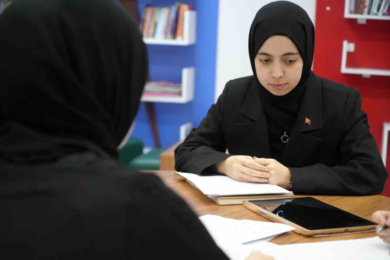 KOCAELİ'NİN İZMİT İLÇESİNDEKİ MEHMET AKİF ERSOY KIZ ANADOLU İMAM HATİP LİSESİ'NİN ÖĞRENCİLERİ...