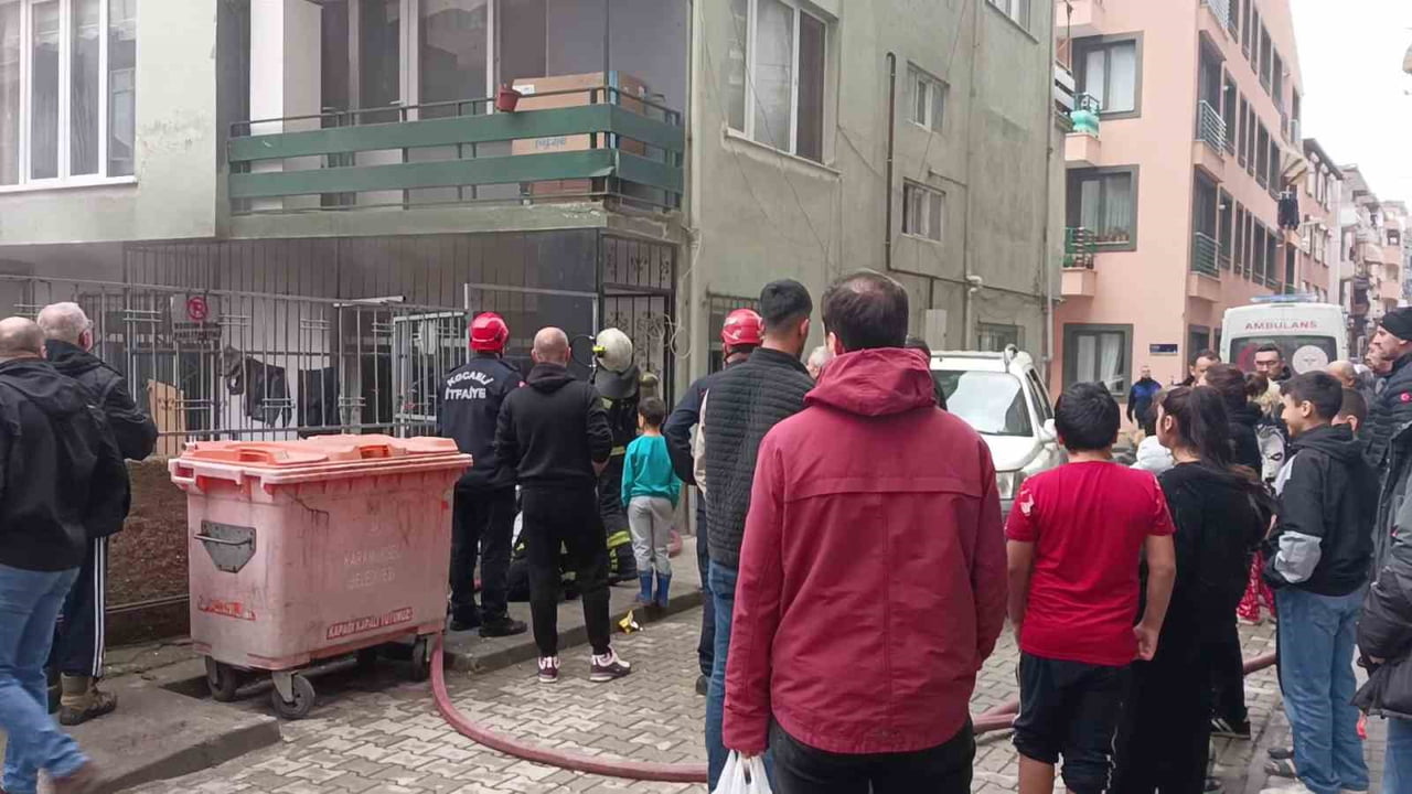 KOCAELİ'NİN KARAMÜRSEL İLÇESİNDE TERSANE İŞÇİLERİNİN KALDIĞI EVDE ÇIKAN YANGIN, İTFAİYE EKİPLERİ...