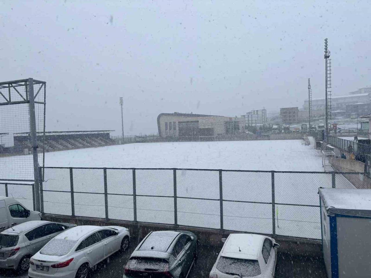 KOCAELİ 2. AMATÖR LİG'DE DİLOVASISPOR İLE MOLLAFENERİ ARASINDA OYNANAN KARŞILAŞMA, YOĞUN KAR...