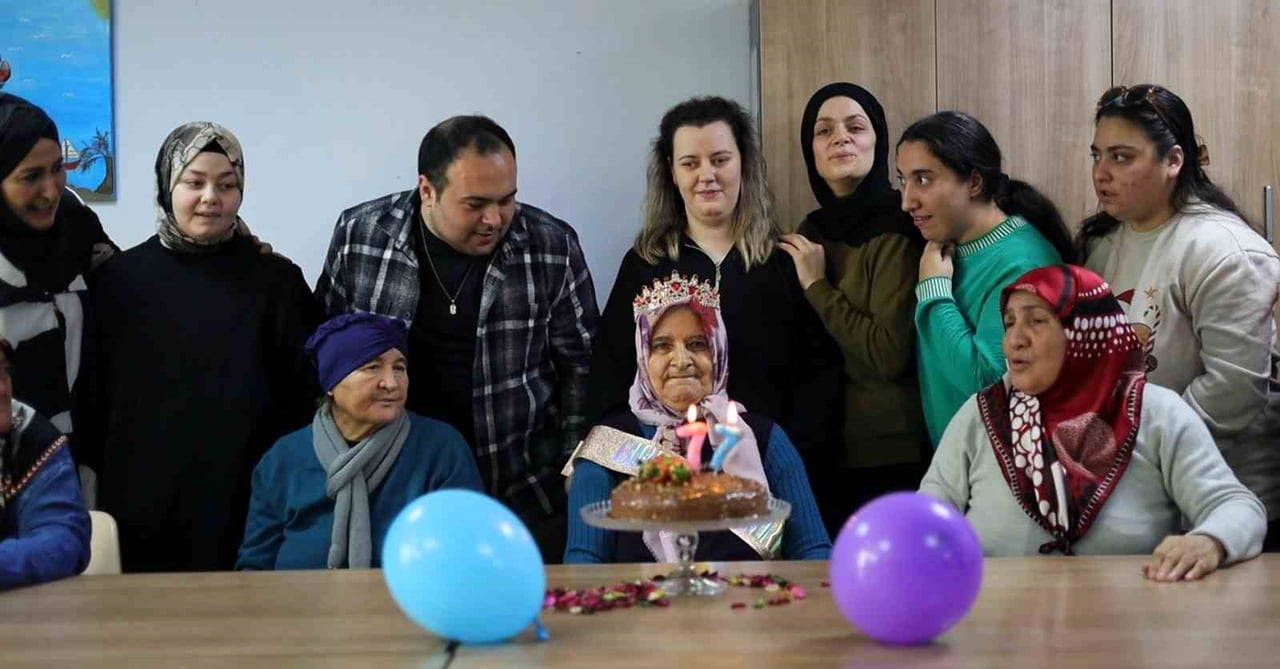 KOCAELİ’DE ALZHEİMER YAŞAM MERKEZİ’NDE HİZMET ALAN SENEM MURAT’IN 77. YAŞ GÜNÜ DOLAYISIYLA BİR...