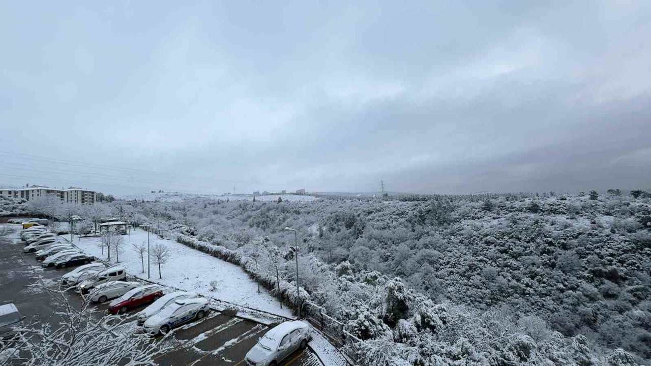 KOCAELİ’DE GECE SAATLERİNDE BAŞLAYAN KAR YAĞIŞI SABAHA KADAR ARALIKLARLA ETKİSİNİ SÜRDÜRÜRKEN...