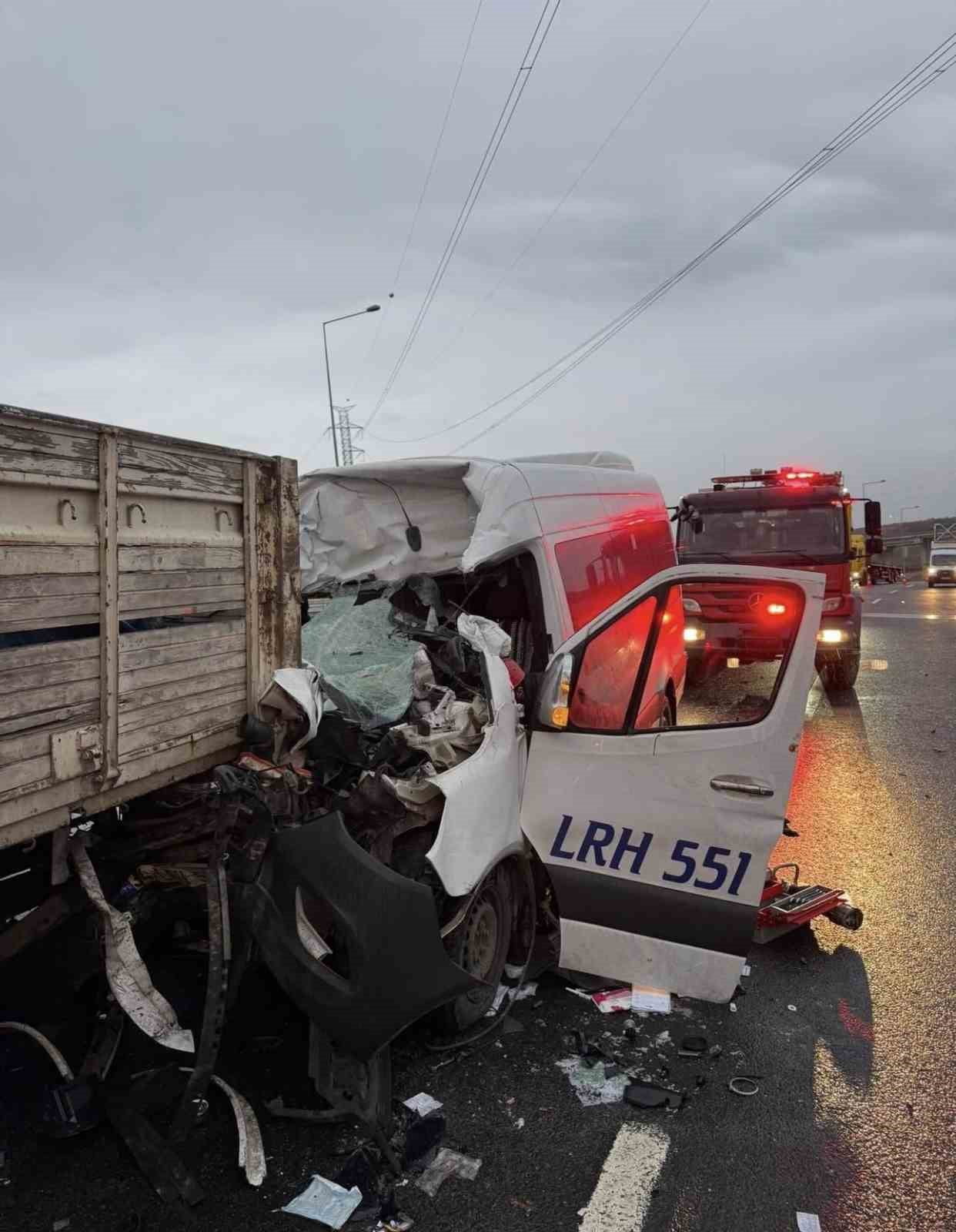 KOCAELİ’DE SERVİS MİNİBÜSÜ İLE KAMYONUN ÇARPIŞTIĞI KAZADA AĞIR YARALANAN İŞÇİ İLKAY GÜLER...