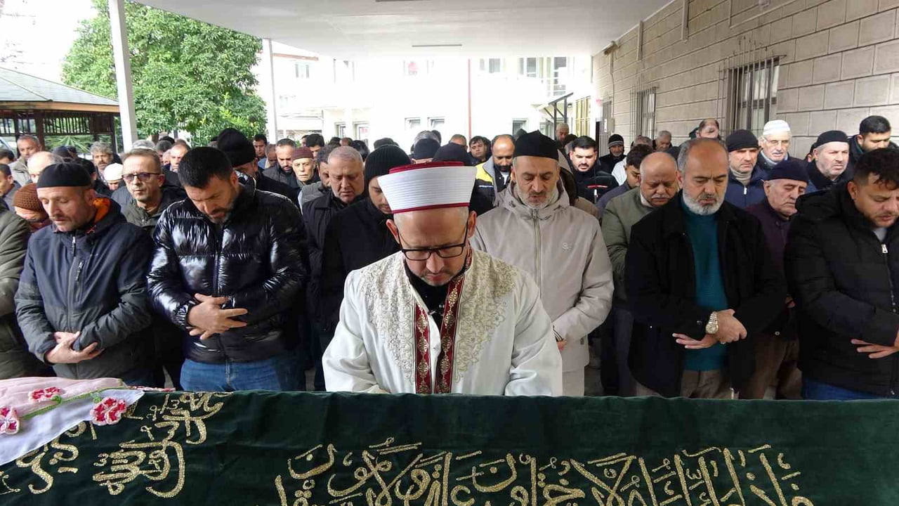 KOCAELİ’DE YAŞAYAN 18 YAŞINDAKİ DİLARA GEZGİN, YAKLAŞIK 6.5 AYDIR SÜREN VE TEŞHİSİ KONULAMAYAN...