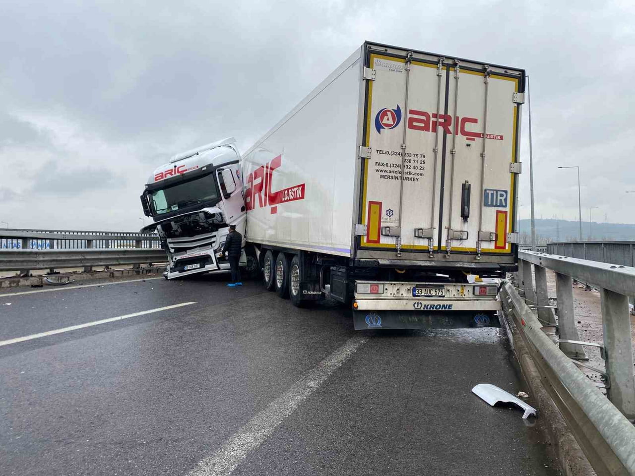 KOCAELİ KUZEY MARMARA BAĞLANTI YOLUNDA YAĞIŞ NEDENİYLE KAYGANLAŞAN YOLDA KONTROLDEN ÇIKAN TIR...