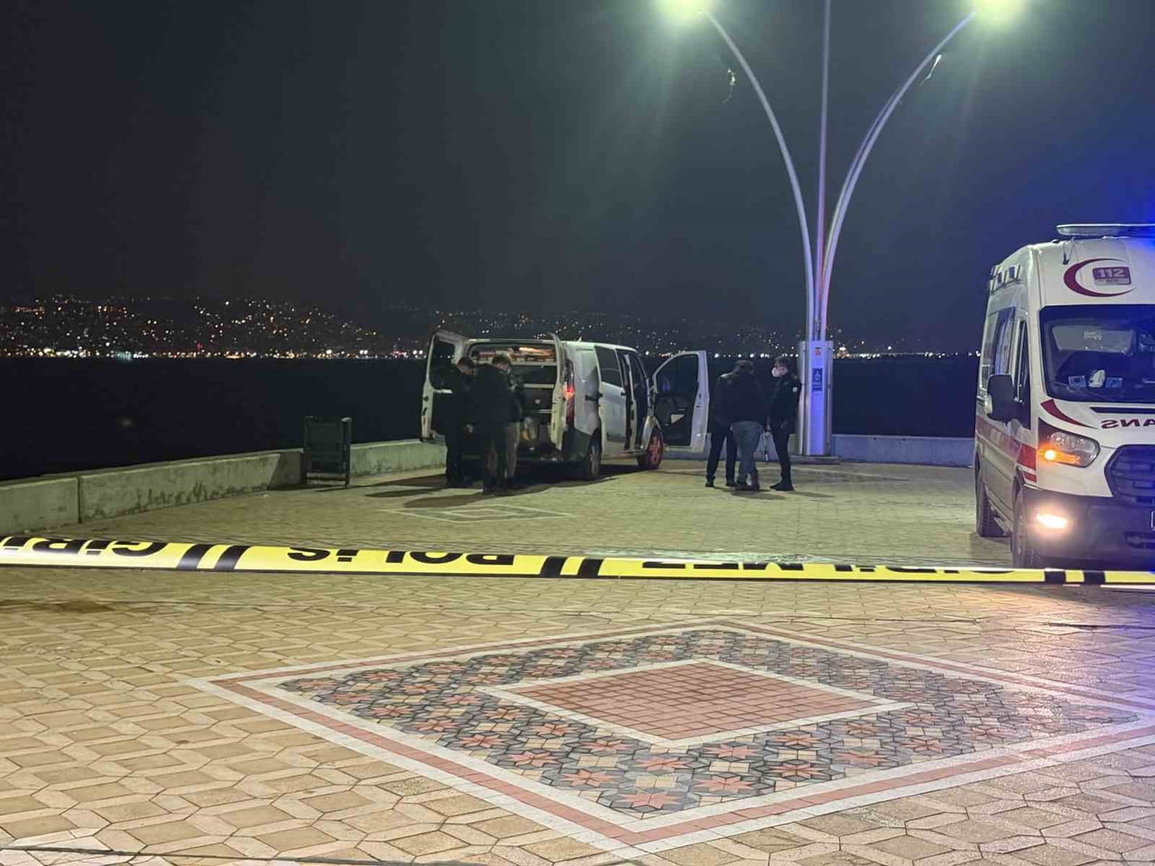 KOCAELİ’NİN BAŞİSKELE İLÇESİ SAHİLİ AÇIKLARINDA, DENİZE AÇILAN BALIKÇILAR SU ÜZERİNDE DALGIÇ...