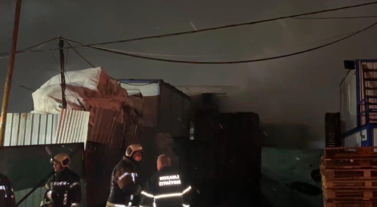 KOCAELİ’NİN ÇAYIROVA İLÇESİNDE BİR PALET DEPOSUNDA ÇIKAN YANGIN, İTFAİYE EKİPLERİNİN MÜDAHALESİYLE...