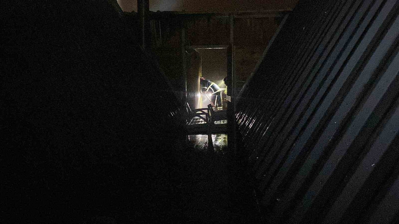 KOCAELİ’NİN KARTEPE İLÇESİNDE BİR BUNGALOVDA ÇIKAN YANGIN İTFAİYE EKİPLERİNİN MÜDAHALESİYLE...