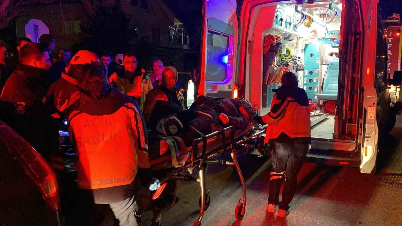 KOCAELİ’NİN KARTEPE İLÇESİNDE TELEFON DİREĞİNE ÇARPAN ARAÇ HURDAYA DÖNERKEN, KAZADA YARALANAN...