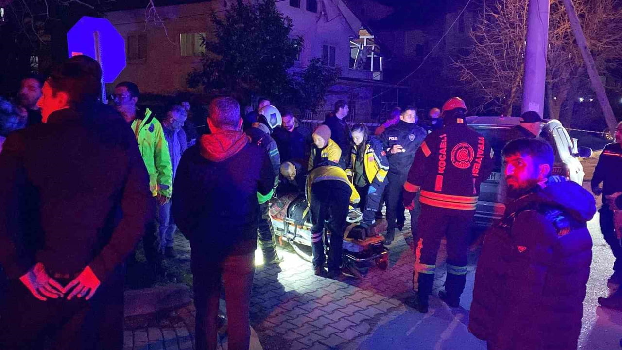 KOCAELİ’NİN KARTEPE İLÇESİNDE TELEFON DİREĞİNE ÇARPAN ARAÇ HURDAYA DÖNERKEN, KAZADA YARALANAN...