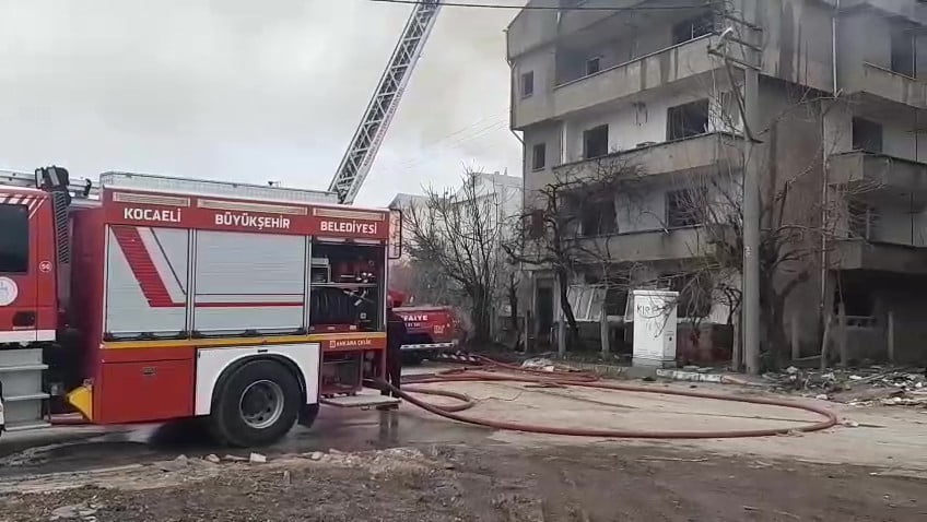 KOCAELİ’NİN KÖRFEZ İLÇESİNDE, KENTSEL DÖNÜŞÜM ÇALIŞMALARI KAPSAMINDA YIKIMI DEVAM EDEN 4 KATLI BİR...