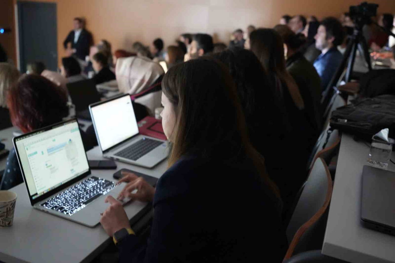 KOCAELİ SAĞLIK VE TEKNOLOJİ ÜNİVERSİTESİ, TÜRKİYE'NİN İLK "YAPAY ZEKA DESTEKLİ ÖĞRENCİ BAŞARI...