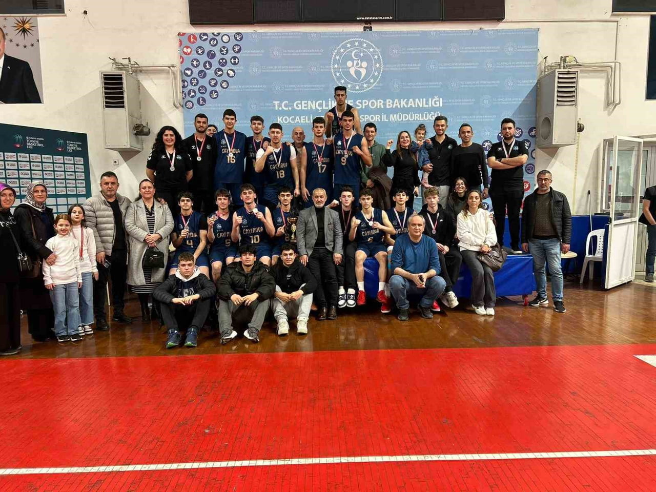 KOCAELİ U-18 ERKEKLER LİGİ'Nİ İKİNCİ SIRADA TAMAMLAYAN ÇAYIROVA BELEDİYESİ EĞİTİM SPOR KULÜBÜ...