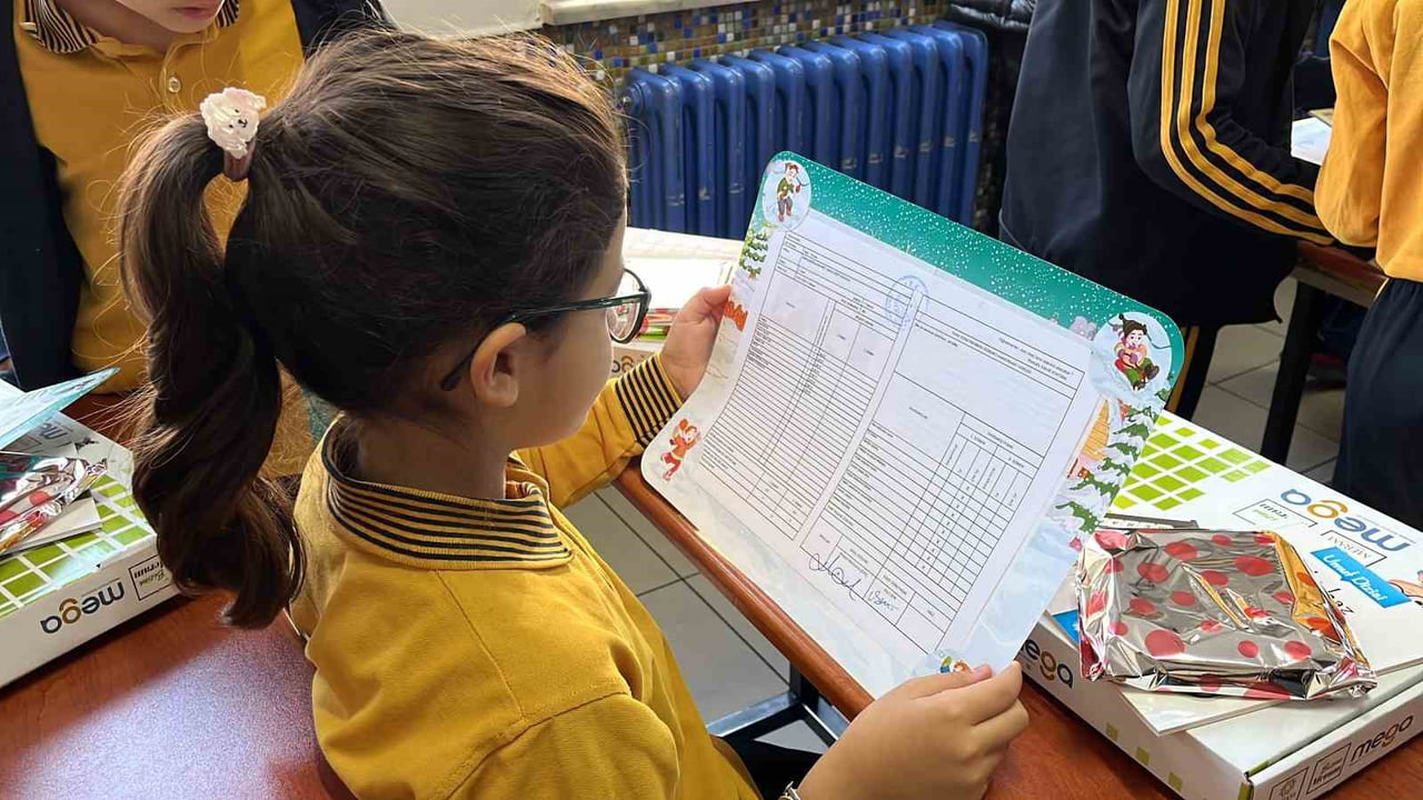 KONYA'DA 2025-2026 EĞİTİM ÖĞRETİM YILI 1. DÖNEMİNİN SONA ERMESİYLE ÖĞRENCİLER KARNE ALARAK YARIYIL...