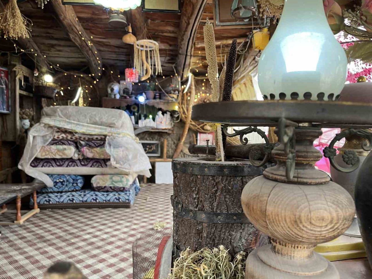 KONYA'DA 30 YILI AŞKIN SÜREDİR ÇEŞİTLİ EŞYALARI TOPLAYAN VATANDAŞ, EVİNİN BAHÇESİNİ ADETA MÜZEYE...