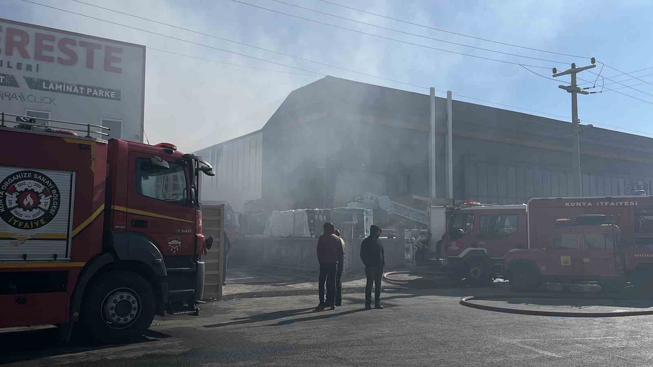 KONYA'DA BİR SANAYİ SİTESİNDE DEPO OLARAK KULLANILAN İŞ YERİNDE YANGIN PANİĞE NEDEN OLDU.