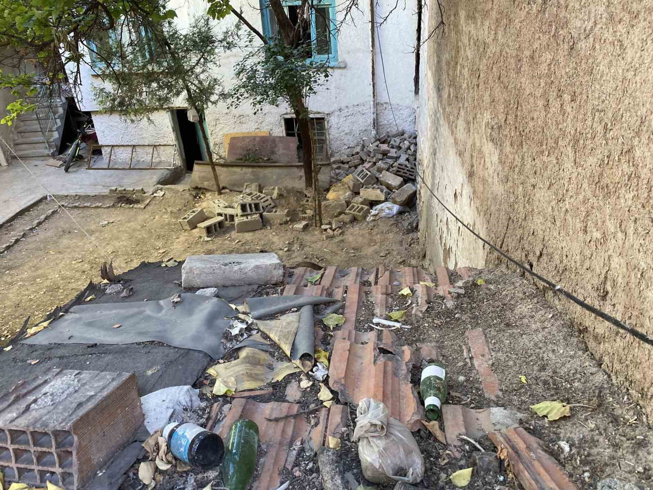 KONYA'DA ÖLDÜRDÜĞÜ KADINI MÜSTAKİL BİR EVİN BAHÇESİNE TOPRAĞA GÖMDÜĞÜ GEREKÇESİYLE YARGILANAN...