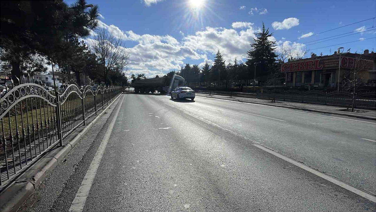 KONYA'DA SEYİR HALİNDEKİ TIR, SÜRÜCÜSÜNÜN DİREKSİYON HAKİMİYETİNİ KAYBETMESİ SONUCU REFÜJDEKİ...