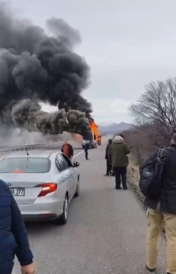 KONYA'DA SEYİR HALİNDEKİ YOLCU MİNİBÜSÜNDE HENÜZ BELİRLENEMEYEN BİR NEDENLE YANGIN ÇIKTI. KISA...