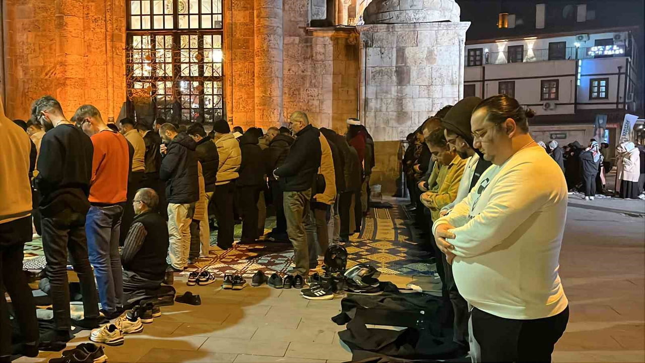 KONYA'DA VATANDAŞLAR MİRAÇ KANDİLİ DOLAYISIYLA CAMİLERİ DOLDURDU.