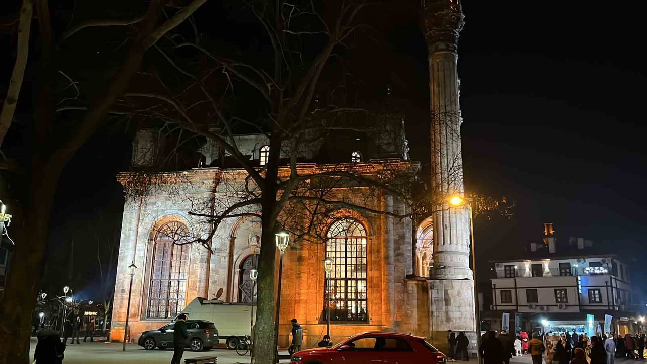 KONYA'DA VATANDAŞLAR MİRAÇ KANDİLİ DOLAYISIYLA CAMİLERİ DOLDURDU.