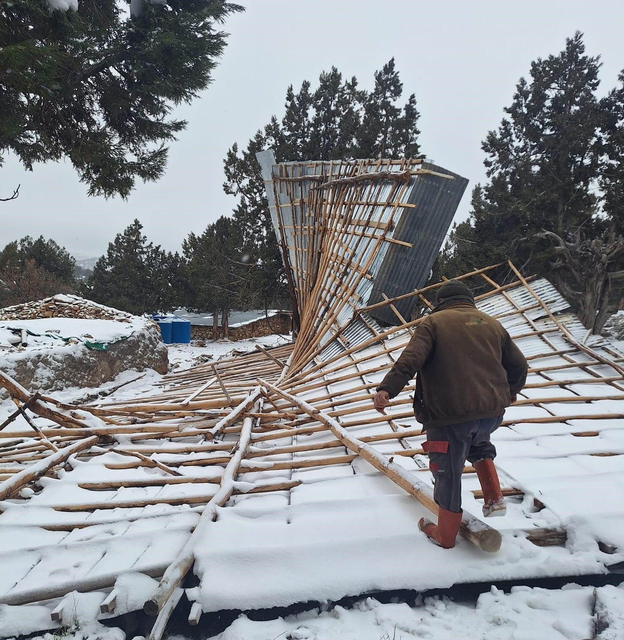KONYA'NIN BOZKIR İLÇESİNDE ŞİDDETLİ FIRTINA NEDENİYLE BİR AHIRIN ÇATISI UÇTU.