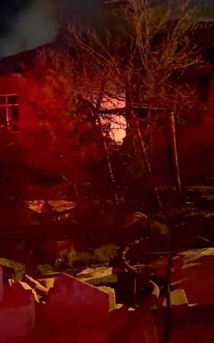 KONYA'NIN KARAPINAR İLÇESİNDE BOŞ BİR EVDE ÇIKAN YANGIN PANİĞE NEDEN OLDU