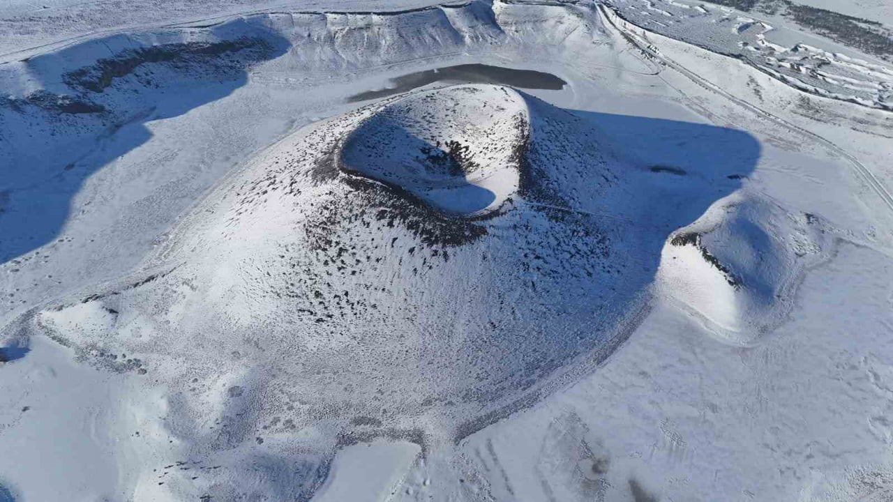 KONYA'NIN KARAPINAR İLÇESİNDE BULUNAN MEKE KRATER GÖLÜ, KAR YAĞIŞININ ARDINDAN BEMBEYAZ BİR...