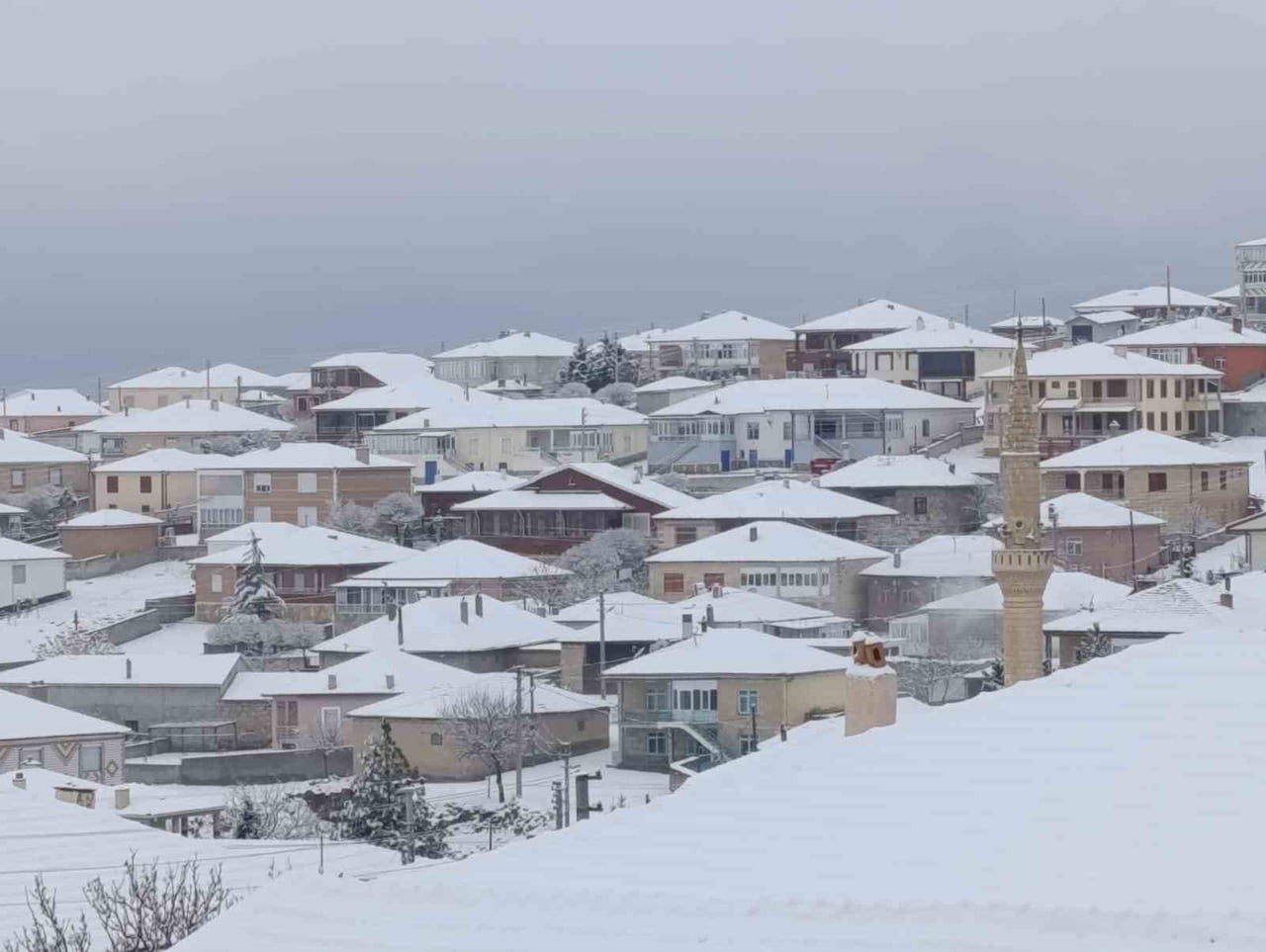 KONYA'NIN KULU İLÇESİNDE MEVSİMİN İLK KAR YAĞIŞI SONRASI İLÇE BEYAZA BÜRÜNDÜ.