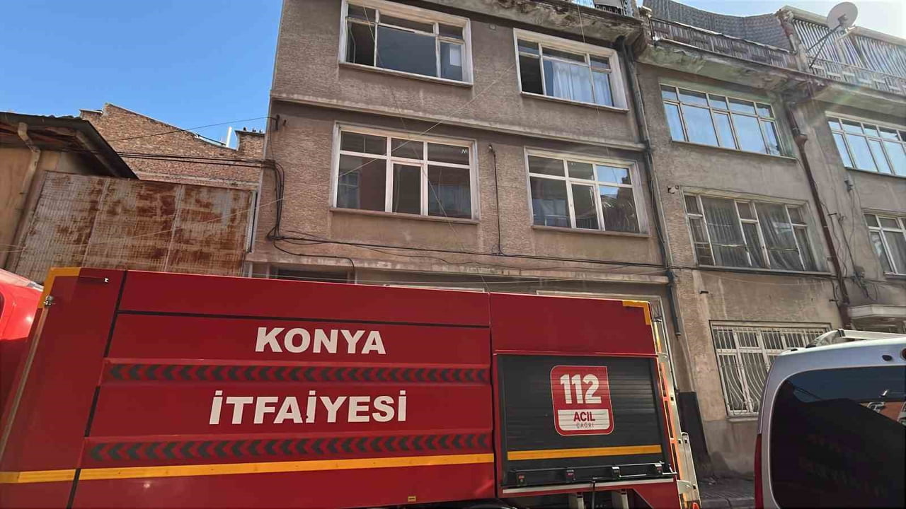 KONYA’DA BİR APARTMANIN 3. KATINDA ÇIKAN YANGINDA 2 KİŞİ DUMANDAN ETKİLENEREK HASTANEYE...