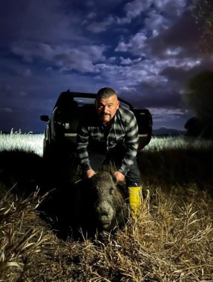 KONYA’NIN BEYŞEHİR İLÇESİNDE BİR VATANDAŞ KÖPEKLERİNE ZARAR VEREN YABAN DOMUZUNU 2 KİLOMETRE...