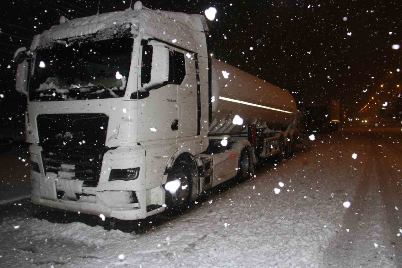KONYA’NIN BEYŞEHİR İLÇESİNDE GÜN BOYUNCA ETKİLİ OLAN YAĞMUR, AKŞAM SAATLERİNDE YERİNİ KAR YAĞIŞINA...