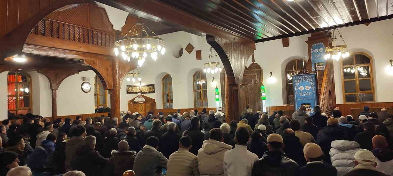 KONYA’NIN BOZKIR İLÇESİNDE MİRAÇ KANDİLİ DOLAYISIYLA CAMİLER DOLDU.