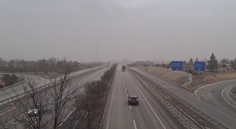 KONYA’NIN CİHANBEYLİ İLÇESİNDE ANKARA KONYA YOLUNDA FIRTINA NEDENİYLE TRAFİK AKIŞI POLİS...