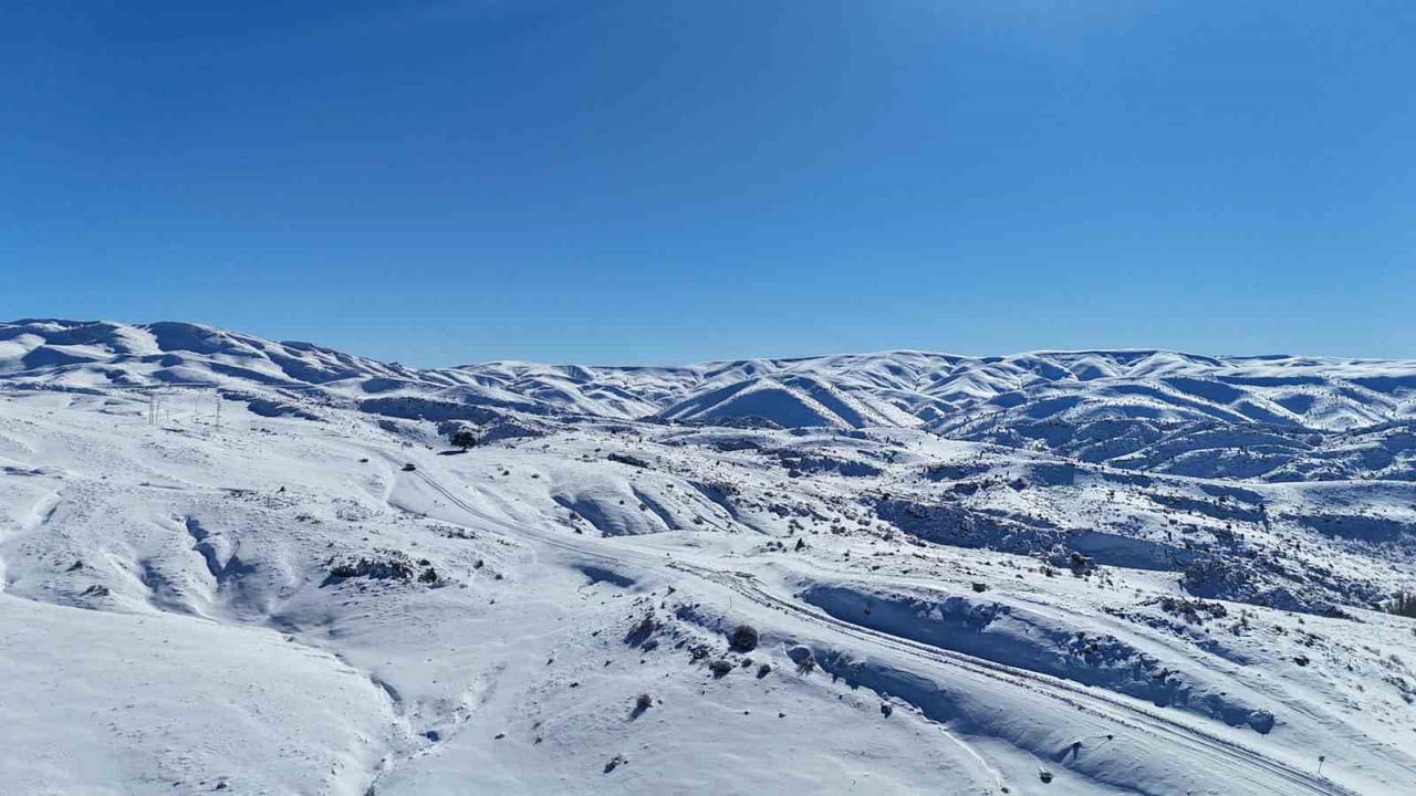 KONYA’NIN HADİM İLÇESİNDE ETKİLİ OLAN KAR YAĞIŞI, HEM İLÇE HALKINI HEM DE ÜRETİCİLERİ SEVİNDİRDİ....