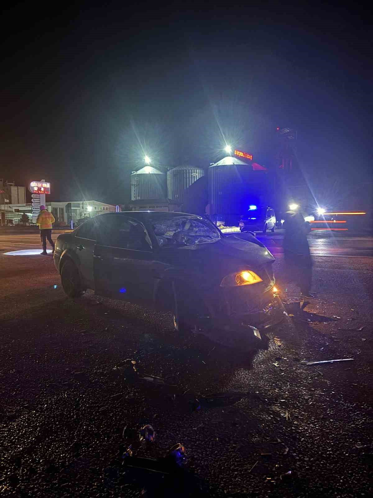 KONYA’NIN KARAPINAR İLÇESİNDE ÇEKİCİ İLE OTOMOBİLİN ÇARPIŞMASI SONUCU MEYDANA GELEN TRAFİK...