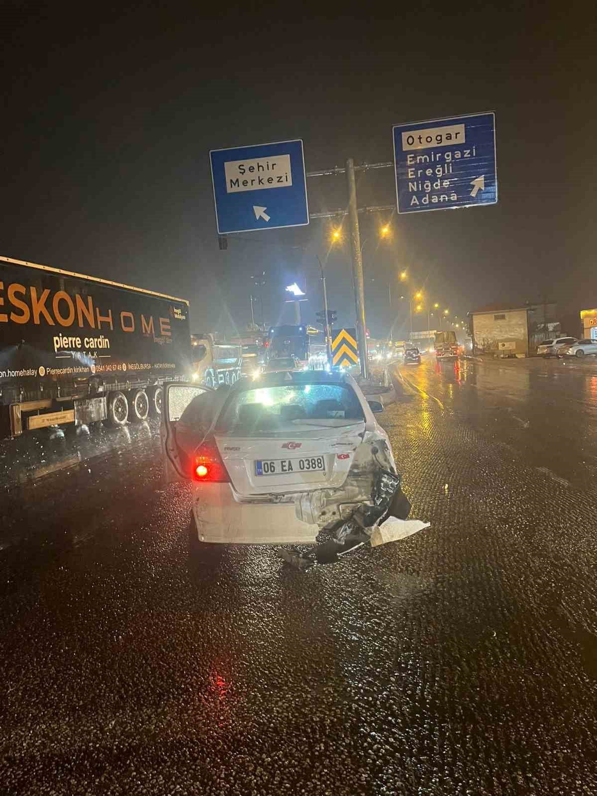 KONYA’NIN KARAPINAR İLÇESİNDE IŞIKLI KAVŞAKTA TIRIN, IŞIKTA YAVAŞLAYAN OTOMOBİLE ÇARPMASI SONUCU...
