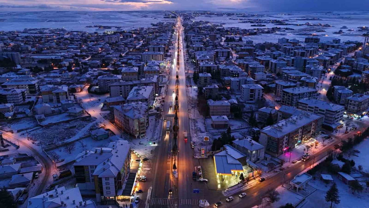 KONYA’NIN KULU İLÇESİNDE ETKİLİ OLAN KAR YAĞIŞI SONRASI İLÇE MERKEZİ VE ÇEVRE MAHALLELER BEYAZA...