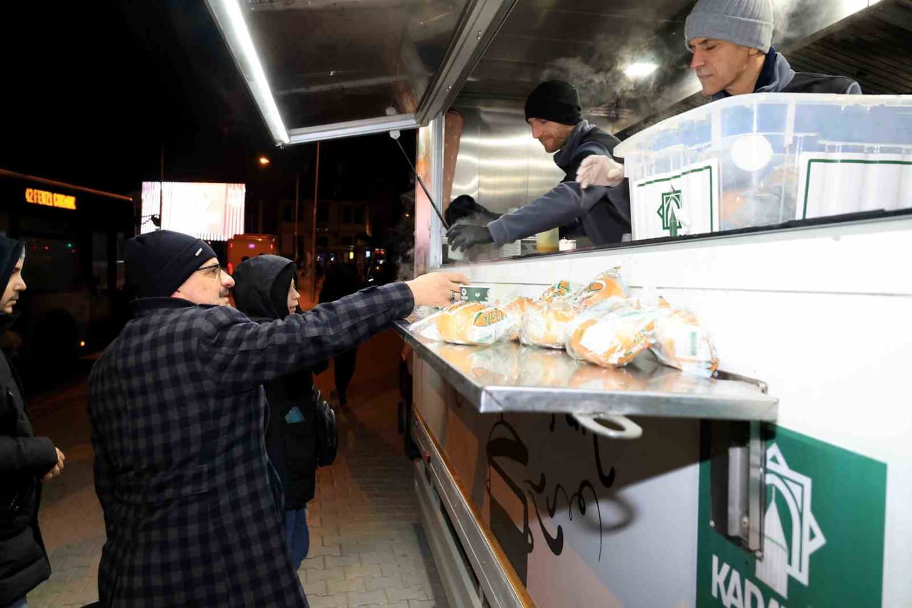 KONYA’NIN MERKEZ KARATAY İLÇE BELEDİYESİ, KIŞ ŞARTLARININ ETKİLİ OLDUĞU GÜNLERDE MOBİL İKRAM...
