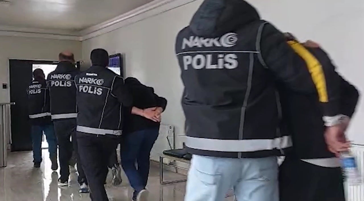 KONYA’YA HIZLI TREN İLE ŞEHİR DIŞINDAN UYUŞTURUCU SEVKİYATI YAPTIĞI BELİRLENEN AVUKAT VE ARKADAŞI...