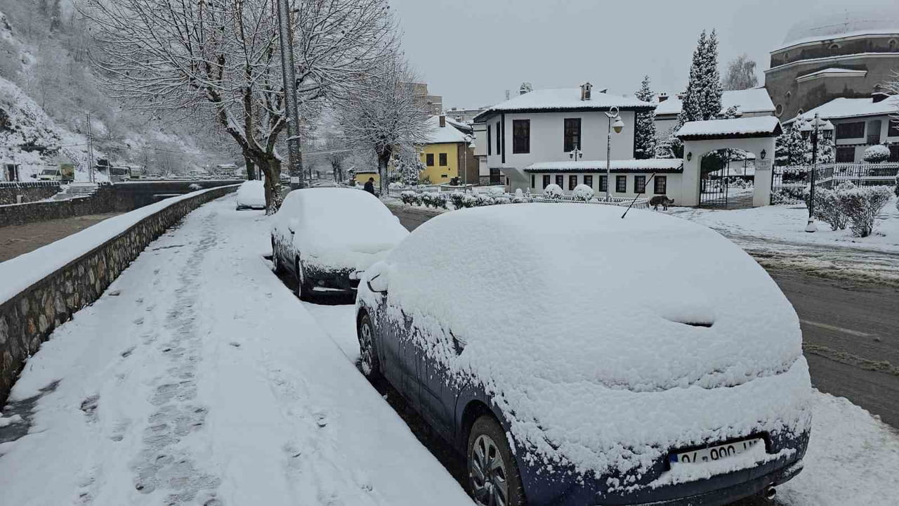 KOSOVA, SON İKİ GÜNDÜR ARALIKSIZ DEVAM EDEN ŞİDDETLİ YAĞIŞLARIN ARDINDAN DÜN GECE YARISINDAN SONRA...
