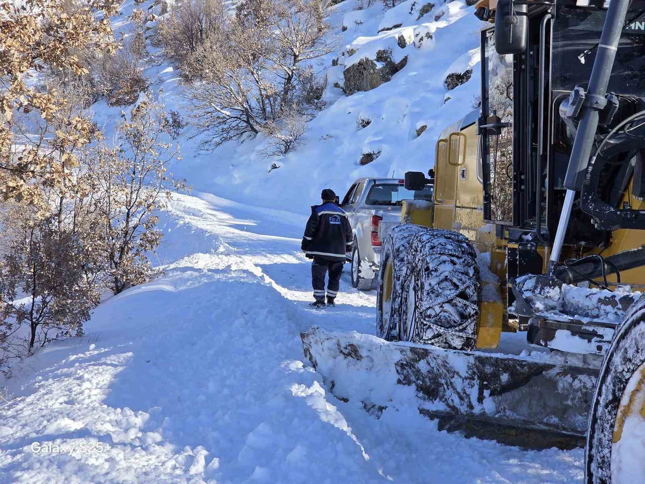 KÖY YOLLARINDA ÇALIŞMALAR SÜRÜYOR