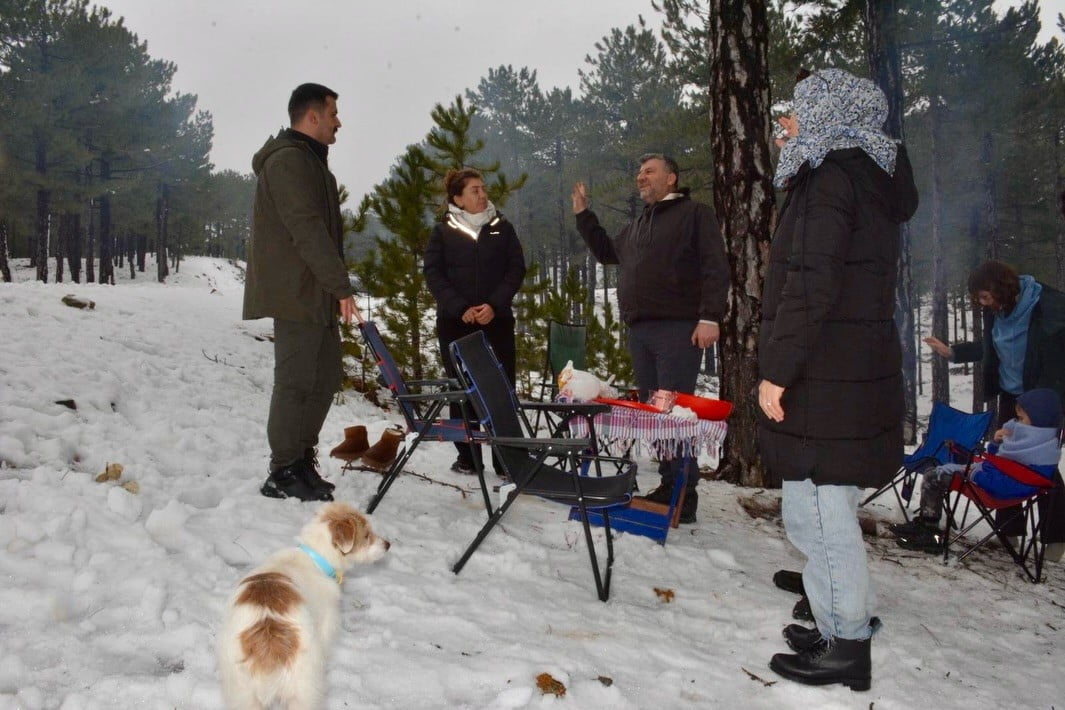 KÖYCEĞİZ KAYMAKAMI KUMCU, VATANDAŞLARIN KAR KEYFİNE ORTAK OLDU