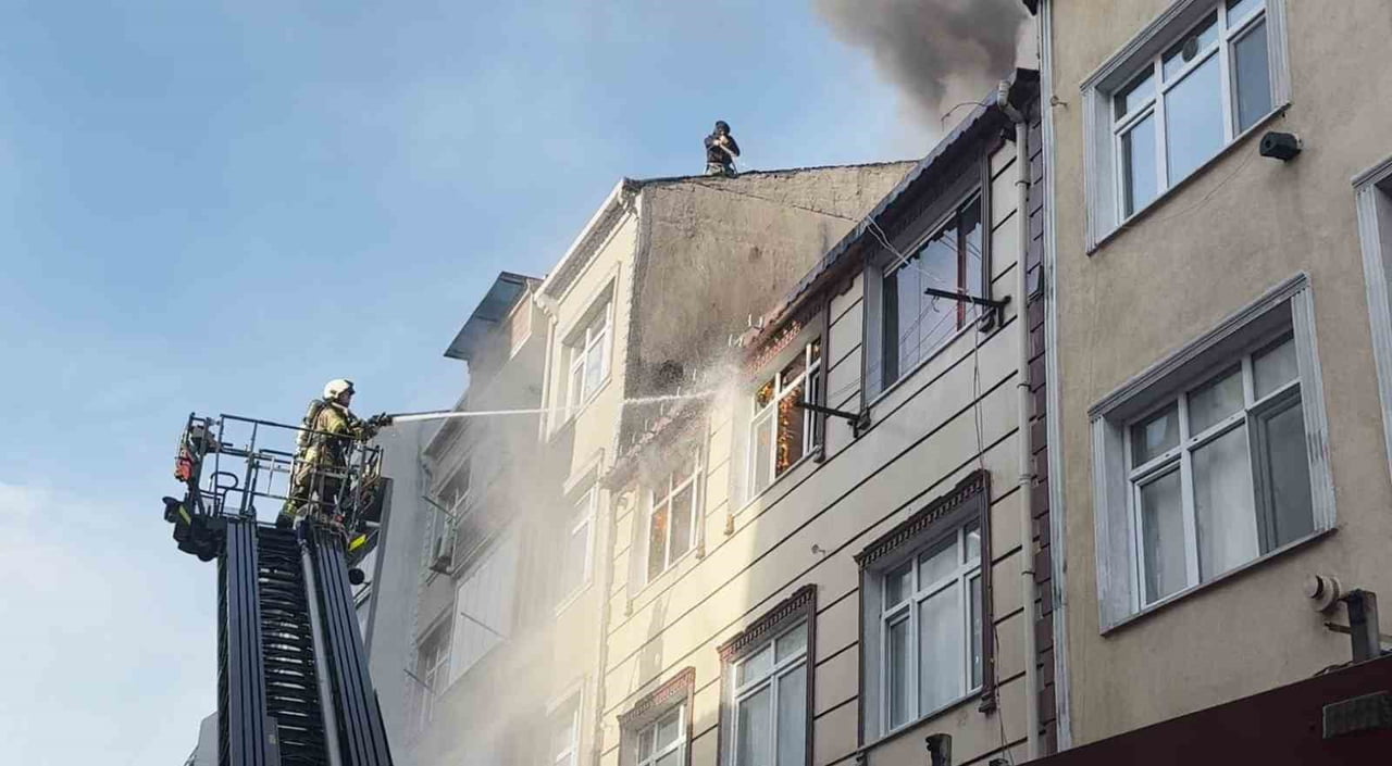 KÜÇÜKÇEKMECE'DE 3 ÇATLI BİNANIN ÇATI KATI ÇIKAN YANGINDA ALEVLERE TESLİM OLDU. BİTİŞİKTEKİ BİNANIN...