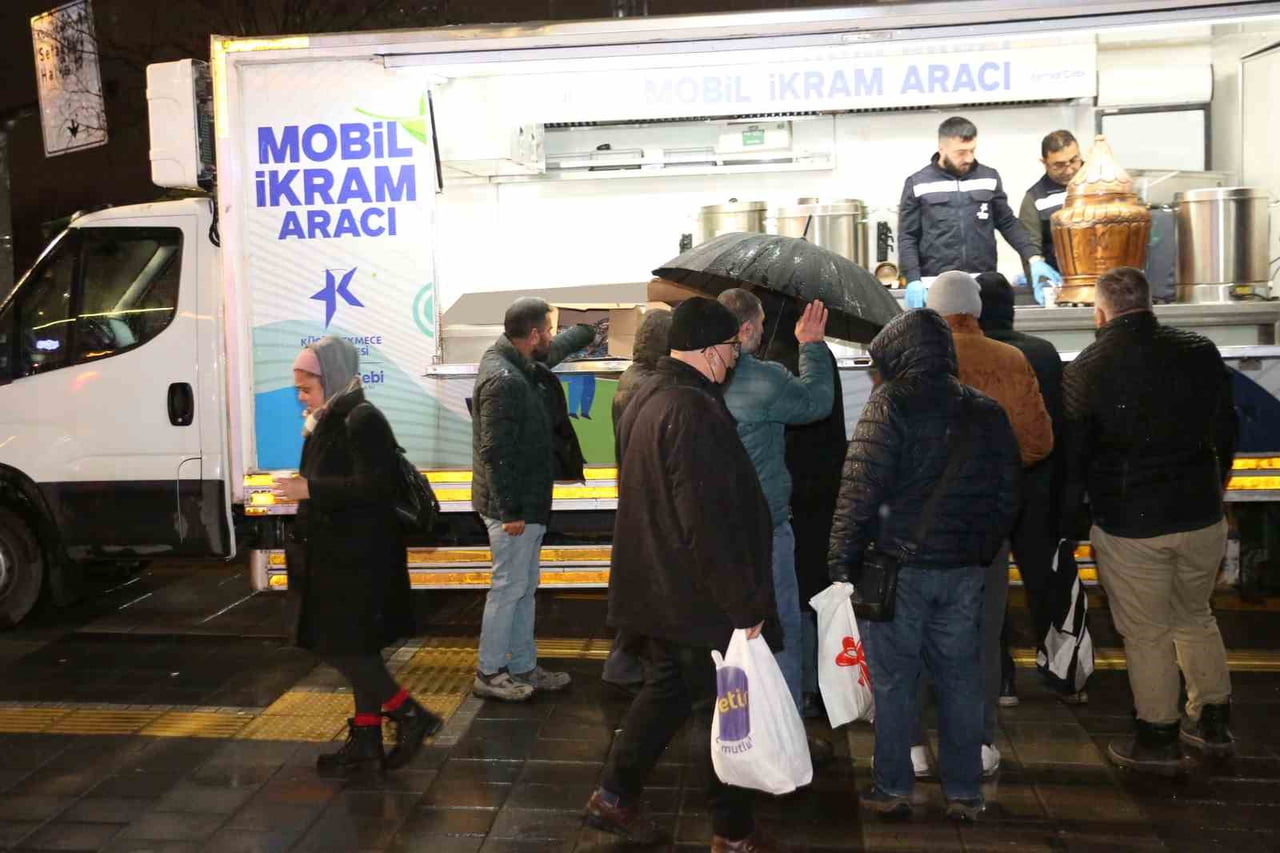 KÜÇÜKÇEKMECE’DE KIŞ AYLARININ GELMESİYLE BİRLİKTE İLÇE GENELİNDE BELEDİYENİN BAŞLATTIĞI SICAK...