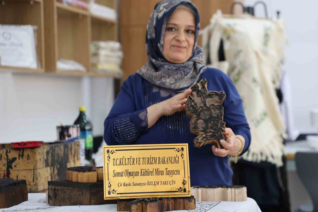 KÜLTÜR VE TURİZM BAKANLIĞINDAN SOMUT OLMAYAN KÜLTÜREL MİRAS TAŞIYICISI SANATÇI BELGESİ ALAN ÖZLEM...