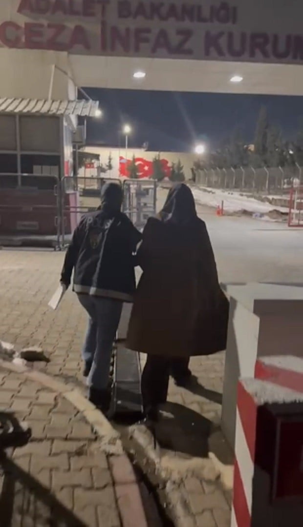 KUMLU’DA HAPİS CEZASI İLE ARANAN KADIN ŞÜPHELİ YAKALANDI