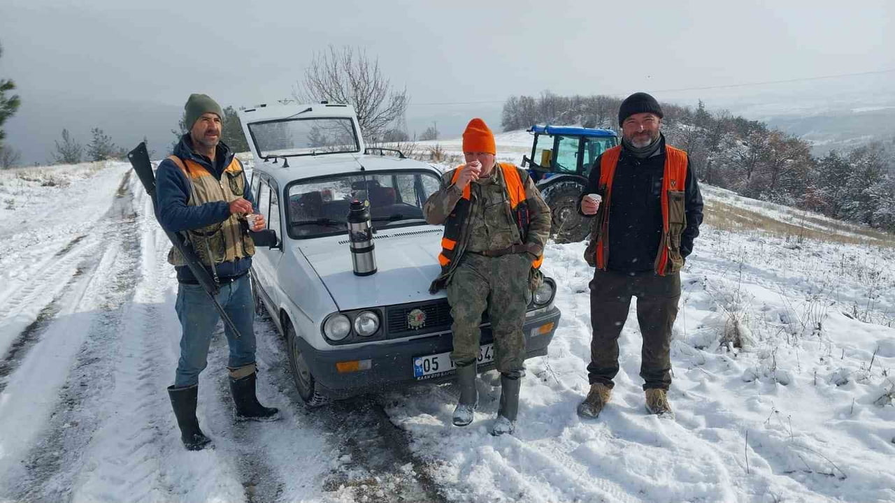 KURTARMA ÇABALARININ YARIM SAAT SÜRDÜĞÜNÜ ANLATAN AVCILARDAN ZİHNİ KOÇ, "KARACAYI KURTARDIKTAN...