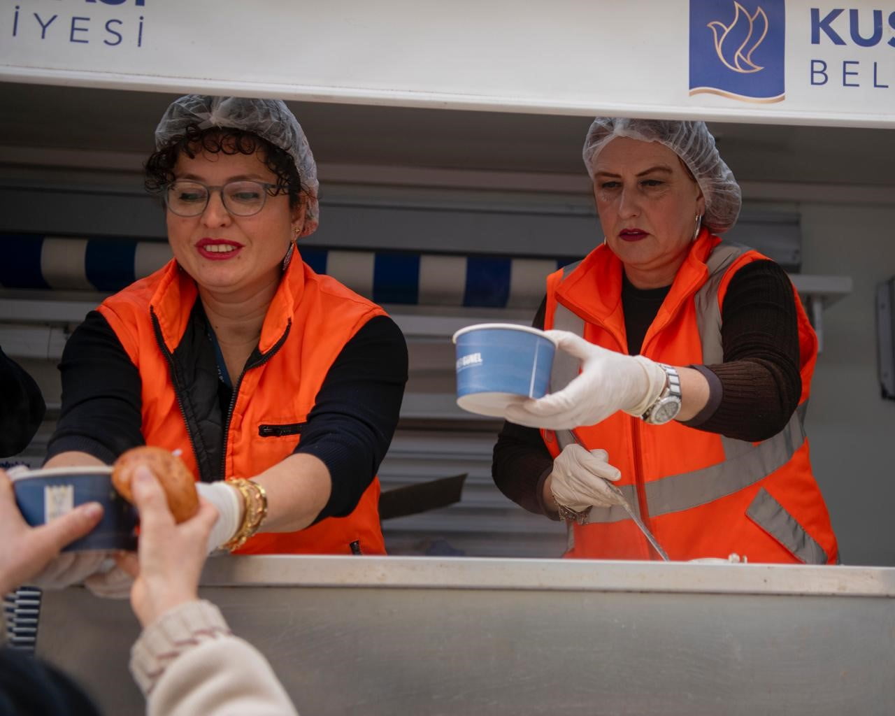 KUŞADASI BELEDİYESİ’NİN SICAK ÇORBA İKRAMI BAŞLADI