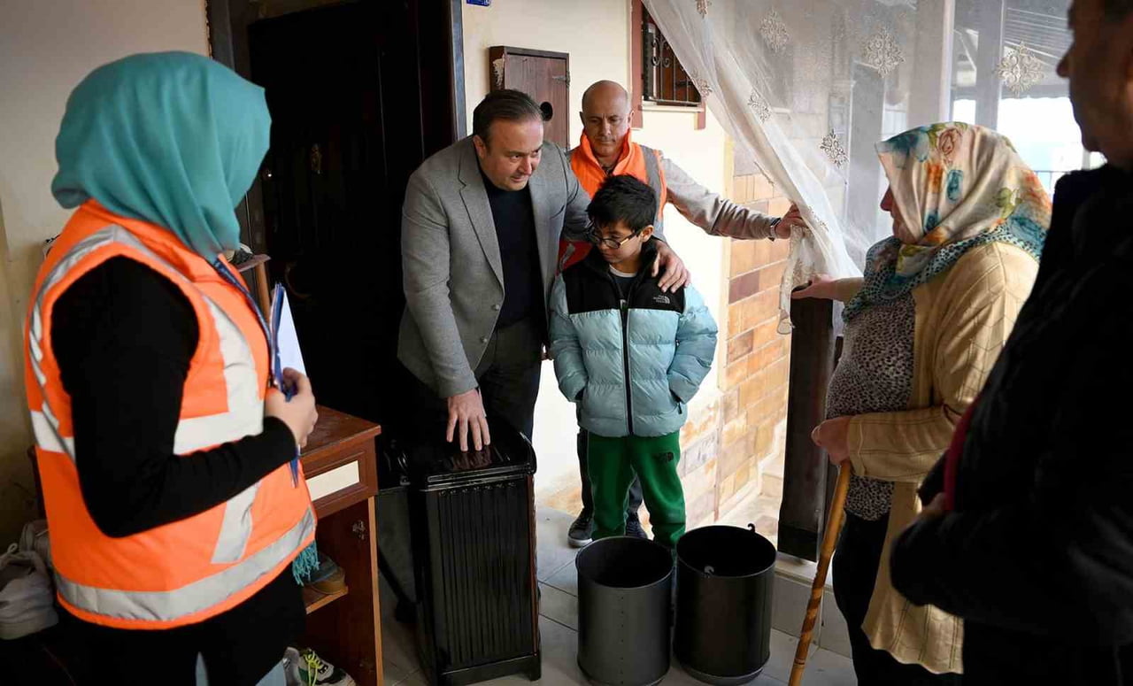 KUŞADASI’NDA EVLER VE YÜREKLER DAYANIŞMAYLA ISINIYOR