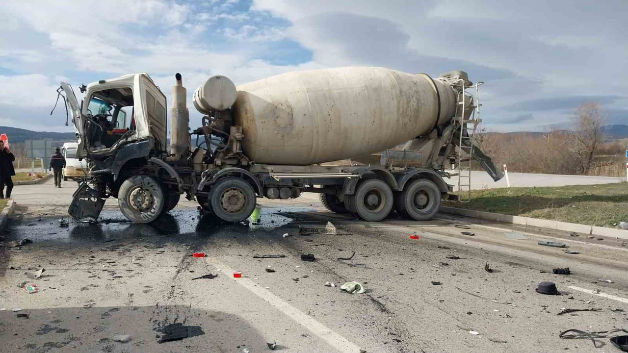 KÜTAHYA'DA BETON MİKSERLERİ ÇARPIŞTI: 2 YARALI